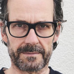 Mutina stentøj af Konstantin Grcic i en kontorreception