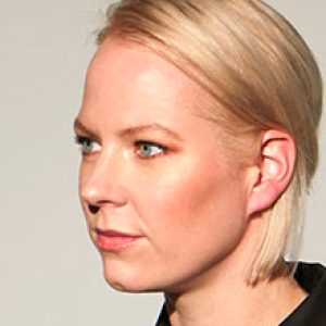 Sabine Marcelis, hollandsk kunstner og designer, ved et værk i støbt harpiks fra studiets egen kollektion