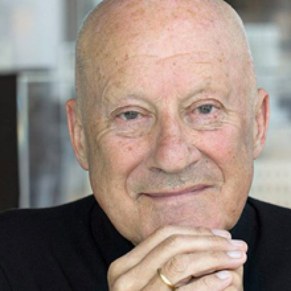 Norman Foster, arkitekt bag Tecno bordsystemet Nomos og kollektionen Cosmos