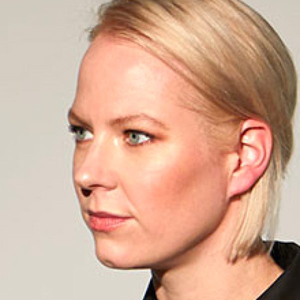 Sabine Marcelis, hollandsk kunstner og designer, ved et værk i støbt harpiks fra studiets egen kollektion