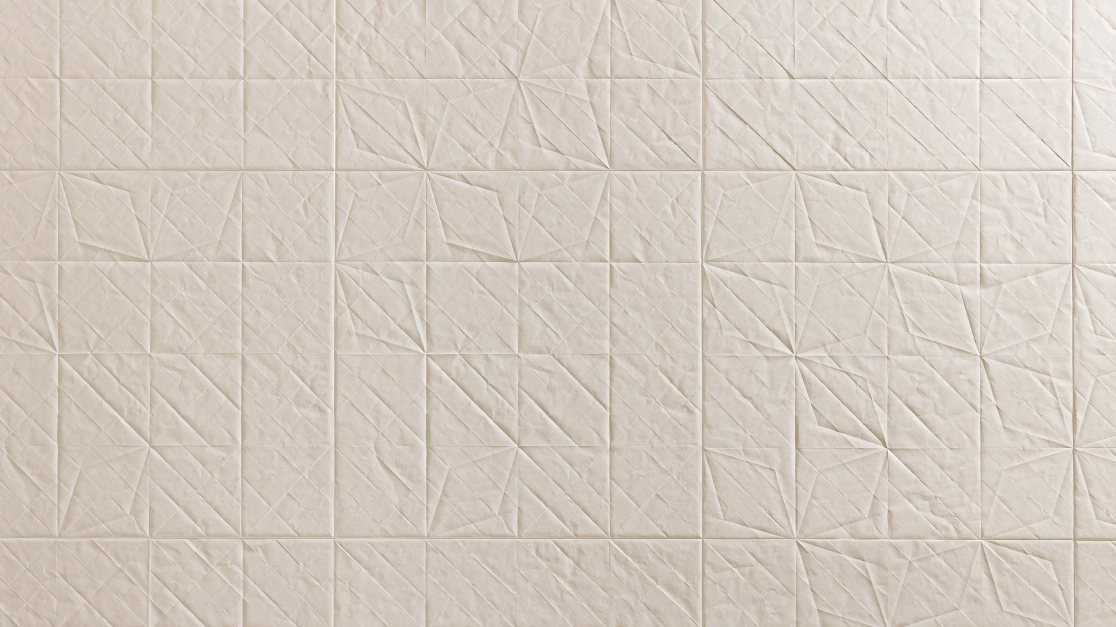 Porcellanato-overflade Folded fra Mutina med papirfolderelief
