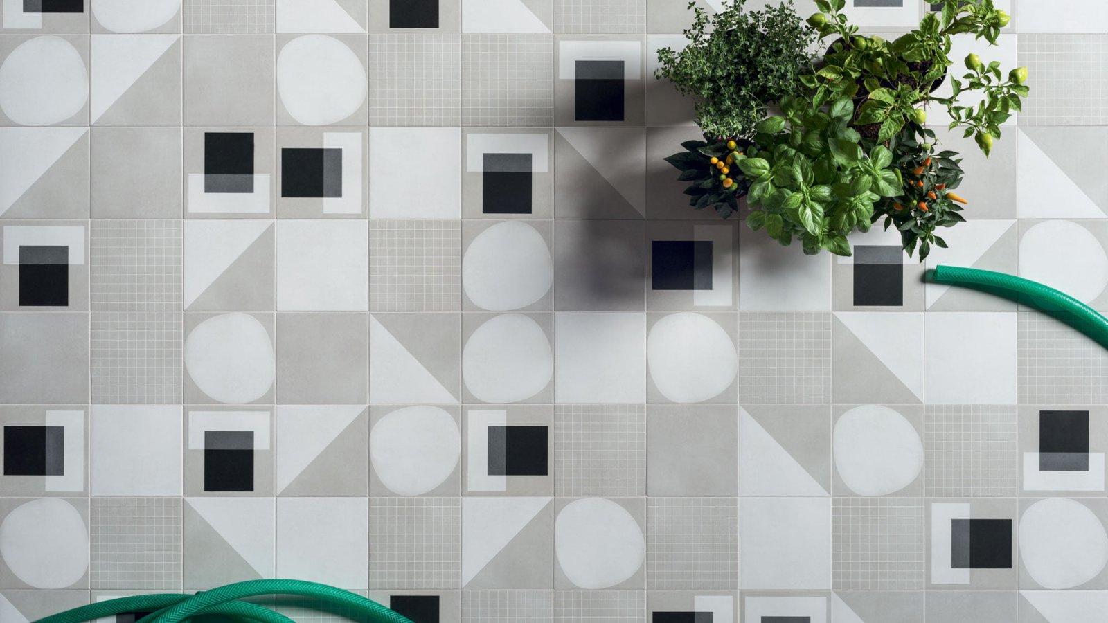 Designkeramik Futura fra 41zero42 i 15x15 på en badeværelsesvæg