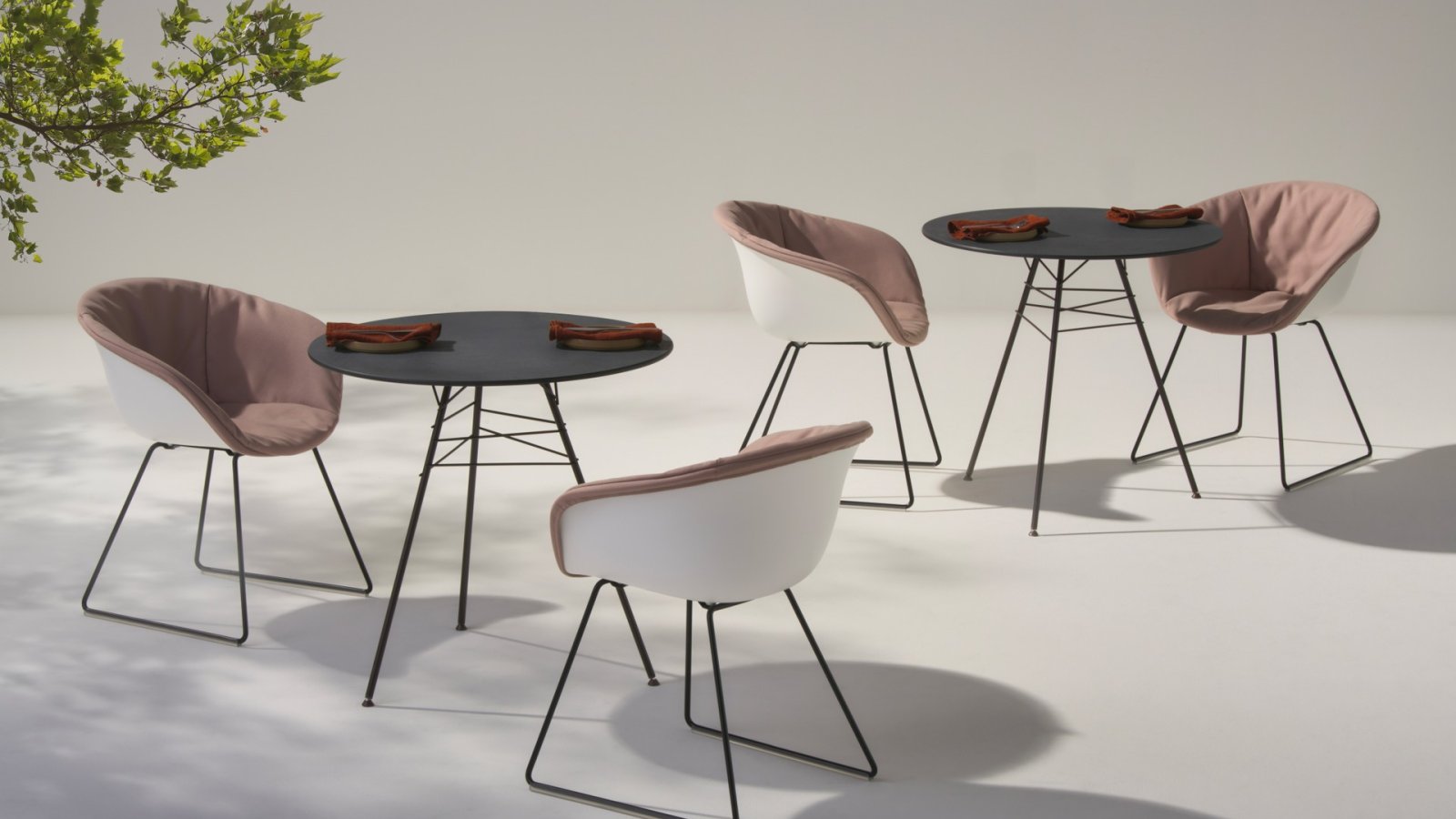Leaf designstol fra Arper med bladribbe-struktur i stål i en lounge