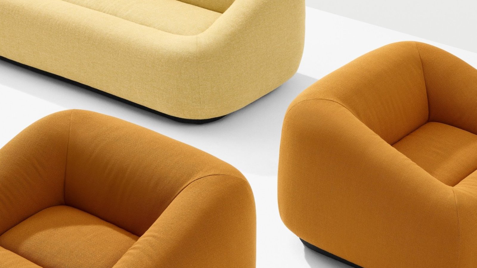 Aom sofa fra Arper i en kontorlounge