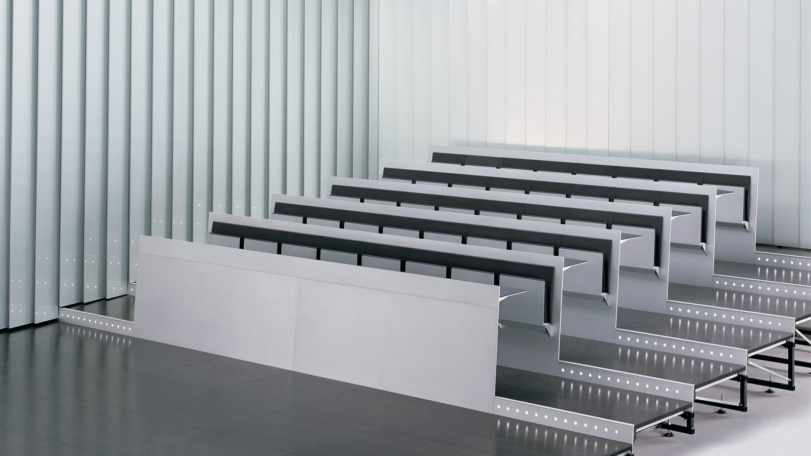 Rækker af Blade System studieborde fra Lamm i et auditorium