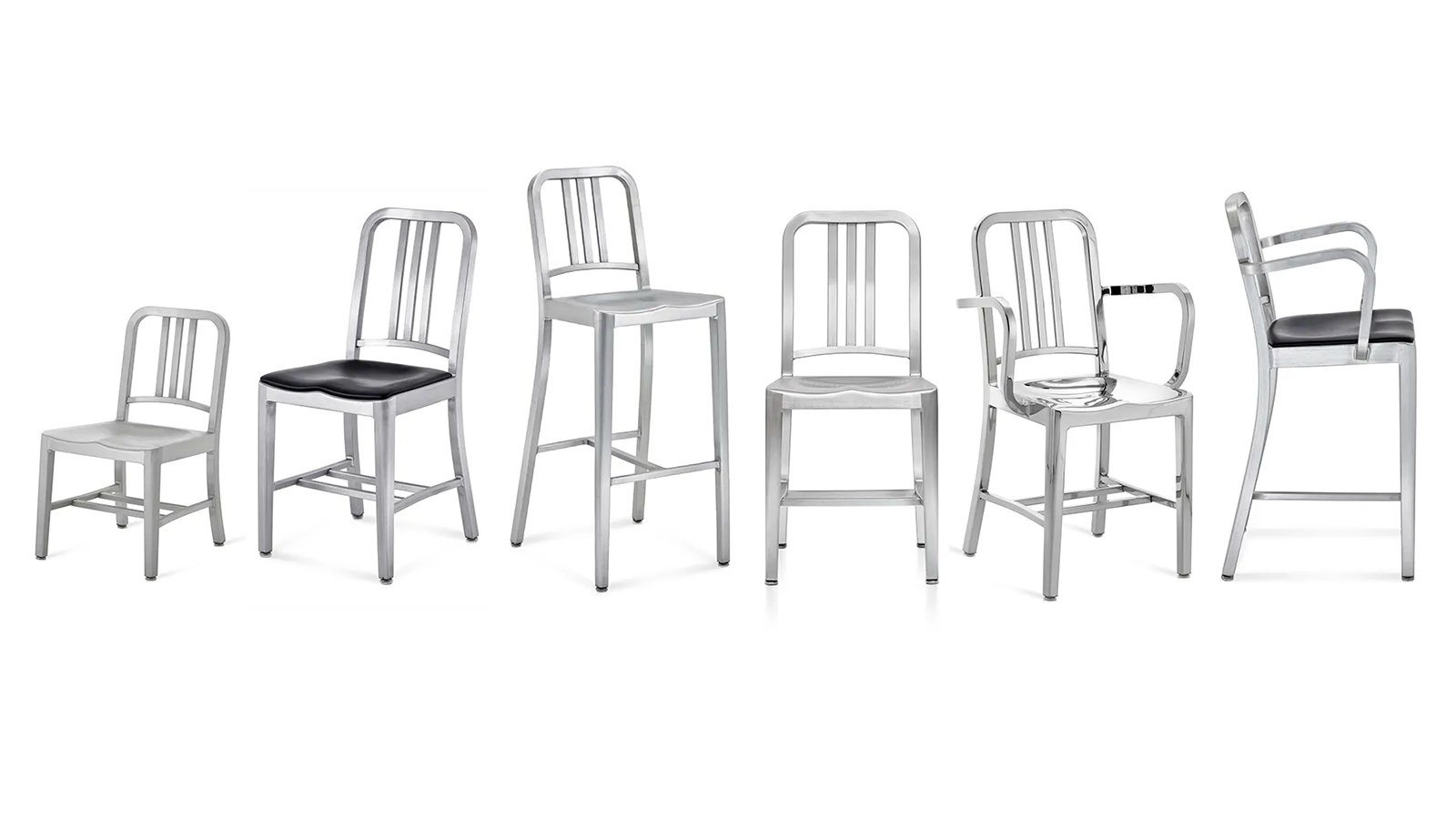 Designstole Navy 1006 fra Emeco i børstet aluminium omkring et spisebord