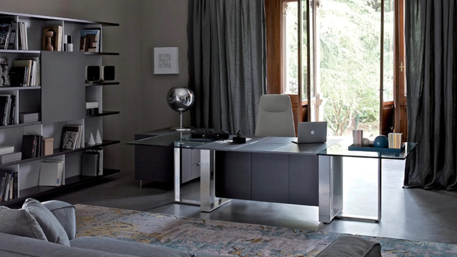 Design skrivebord Altagamma fra Estel i finér med top access som spalte og aluminiumsramme