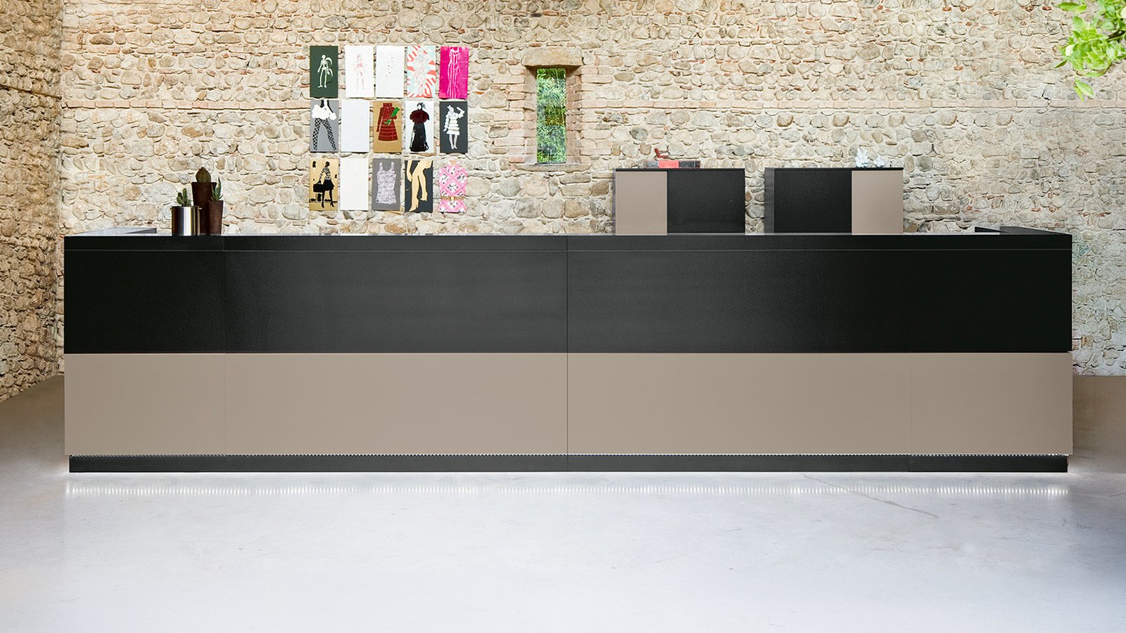 Receptionsdisk Vogue fra Frezza med lakeret topplade og frontpaneler i melamin