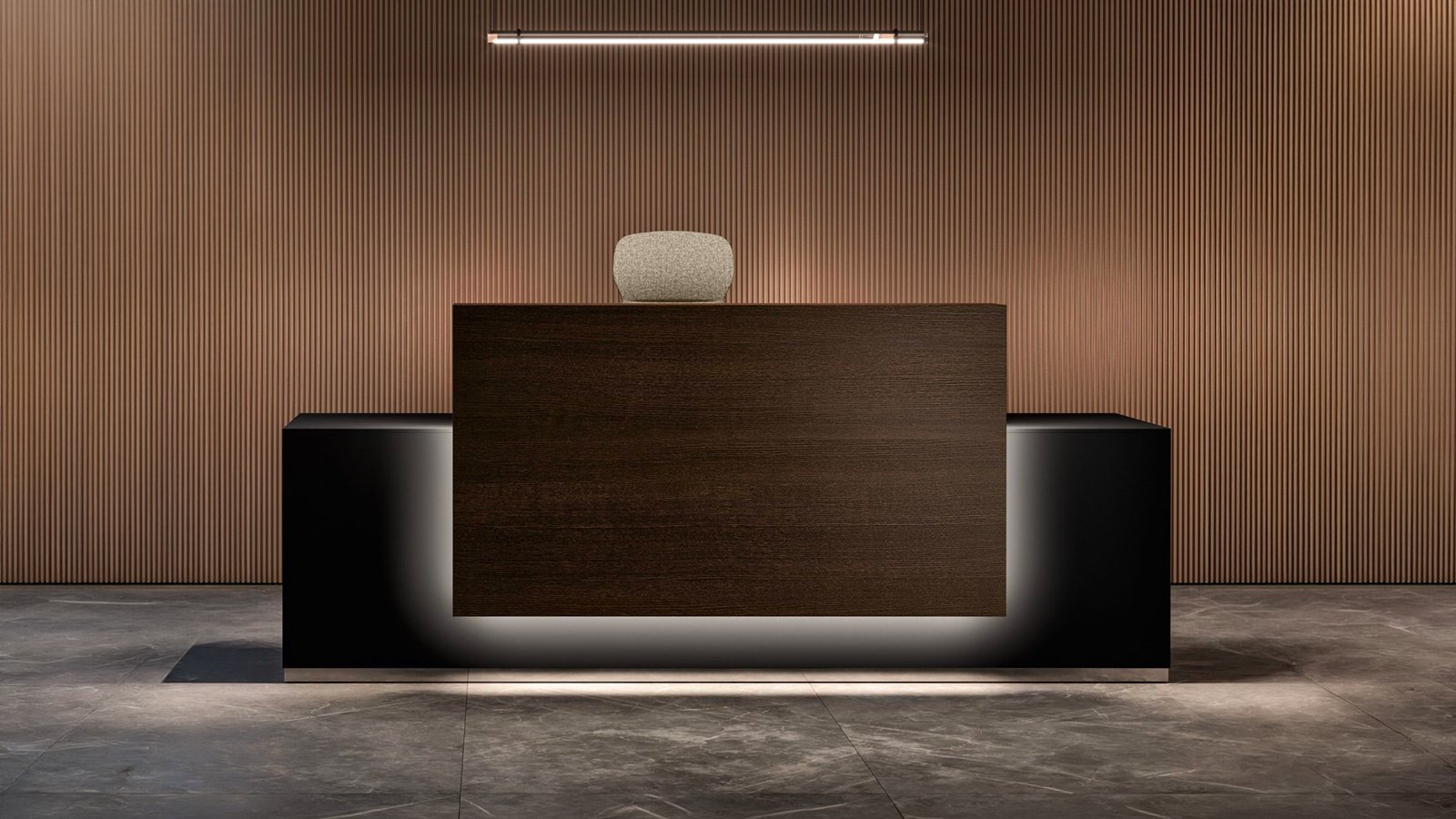 Receptionsskranke Lux fra Bralco med skyggefuge under soklen