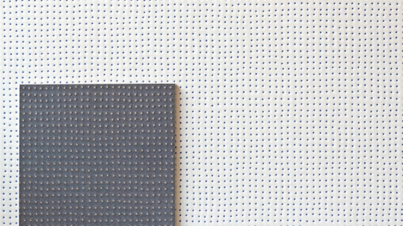 Pico fra Mutina, tekstur Down Natural i Blanc med saenkede prikker