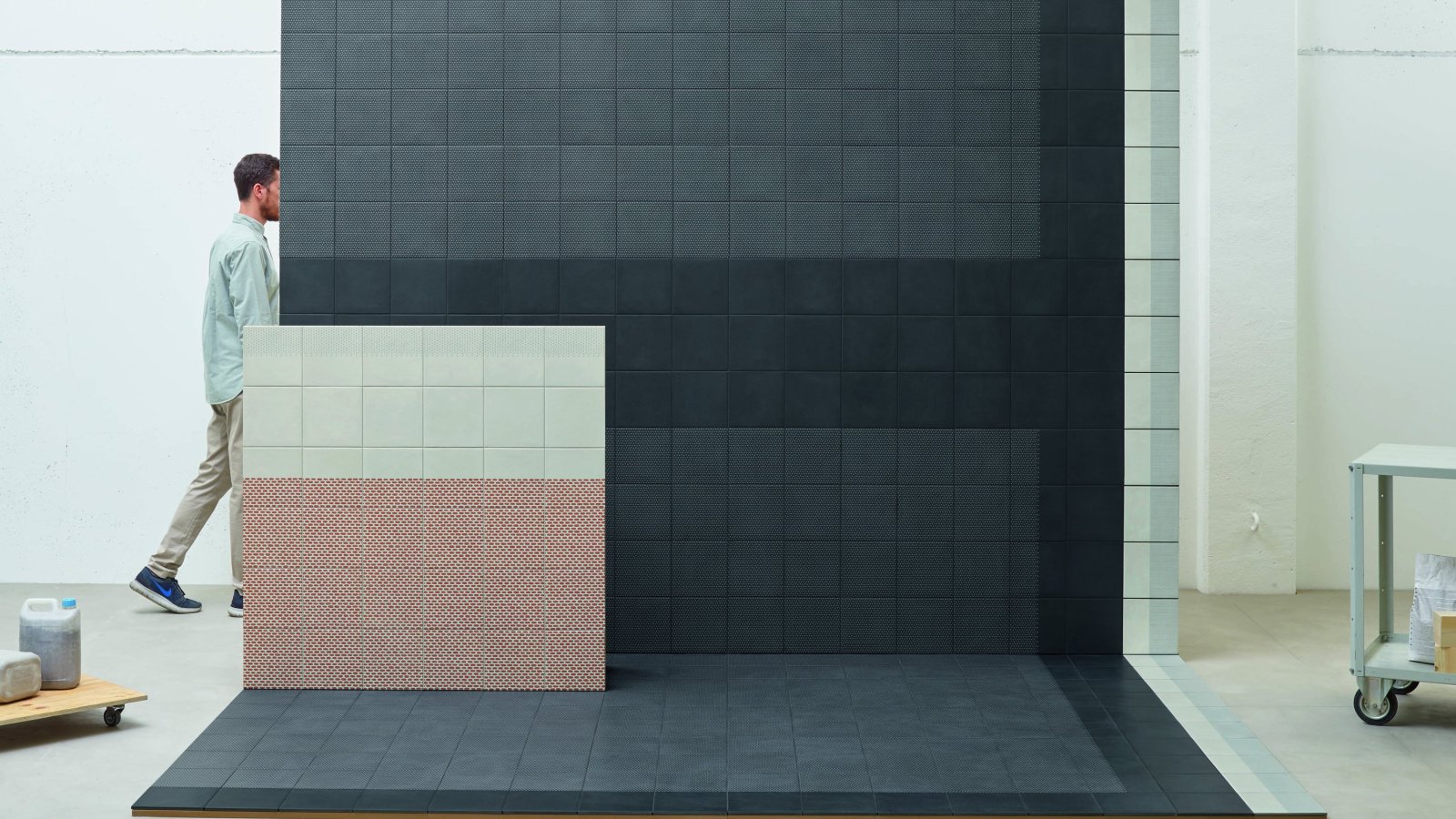Tape Mutina lagt med blandede grafiske moenstre i glaseret porcellanato