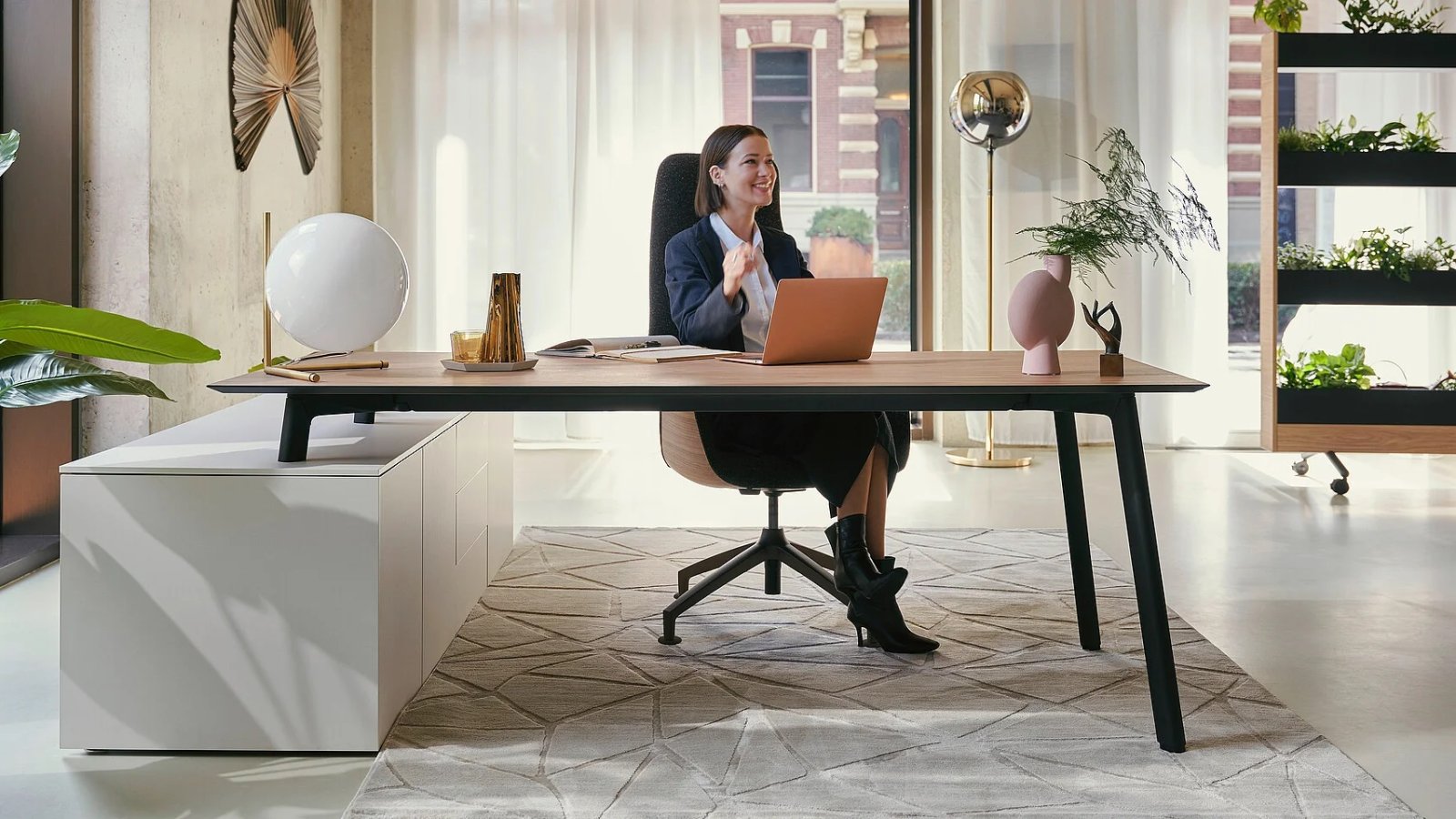 Moderne chefskrivebord se:vision fra Sedus i et direktionskontor