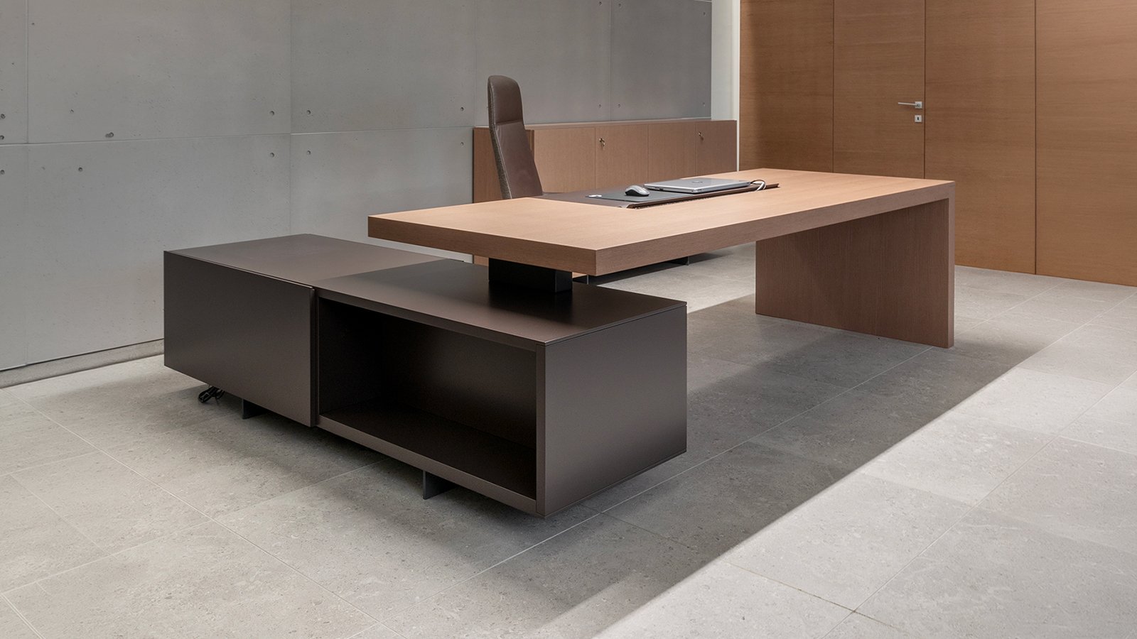 Chefskrivebord Asymmetrical fra Tecno pakket ud af sin ene kasse