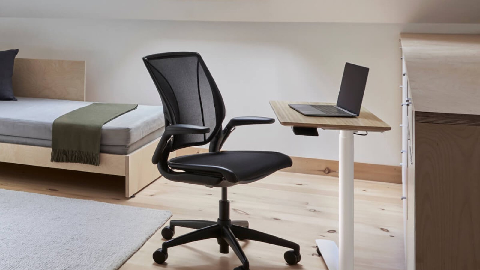 Ergonomisk kontorstol World LM fra Humanscale med sæde i Autumn-tekstil fra Kvadrat