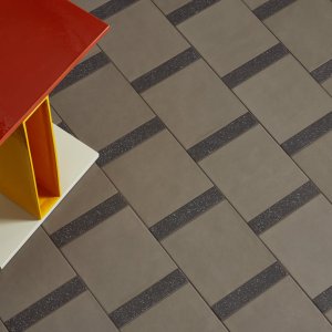 Time flise Virginia Blue Rough fra Mutina, uglaseret porcellanato
