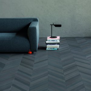 Sildebensgulv af Mutina Mews fliser i Ink i en reception