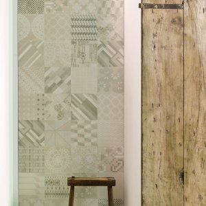 Patchworkvaeg i Azulej Grigio combination fliser fra Mutina