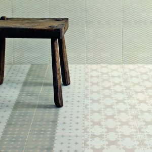 Pantryvaeg i blandede Azulej Bianco moenstre