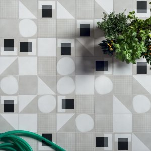 Designkeramik Futura fra 41zero42 i 15x15 på en badeværelsesvæg