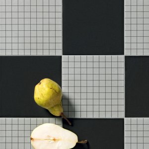 Futura Grey og Black i et kontors toiletrum