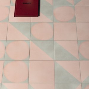 Futura Grid Black på væggen over et gulv i Futura Drop Black