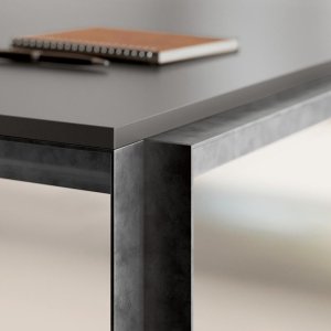 Moderne skrivebord med frontpanel og kabelbakke