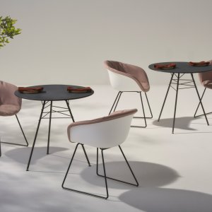 Leaf designstol fra Arper med bladribbe-struktur i stål i en lounge