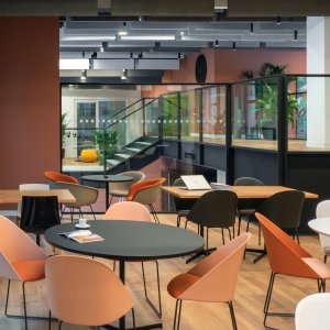 Cila som arbejdsstol ved skrivebordet