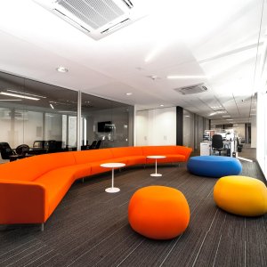 Loop trepersoners sofa i en hotellounge