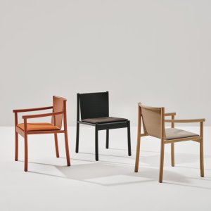 Kata Chair med armlæn i venteområdet