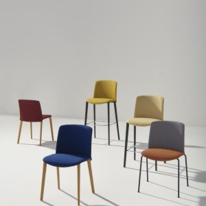 Fuldt polstret Mixu designstol fra Arper i en hotellounge