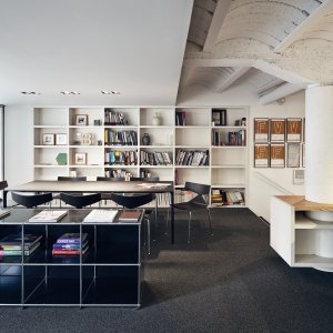 Kabelbakke monteret under et Nuur Office-bord fra Arper