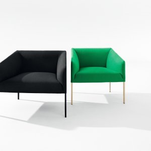 Saari topersoners sofa fra Arper i et loungehjørne