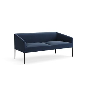 Saari trepersoners sofa fra Arper ved en lobbyvæg
