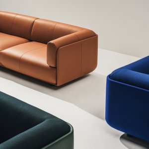 Fritstående tosæders sofa Shaal på et hjemmekontor