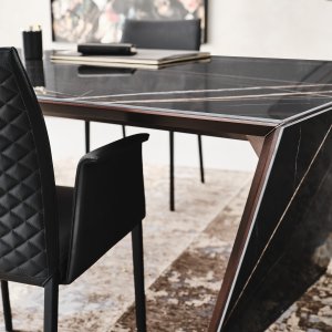 Ben i titanium på design skrivebordet Nasdaq