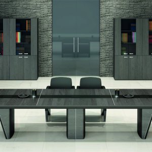 Direktionskontor med iSixty bord, pc-sidebord og reolen Colonna i 153 cm