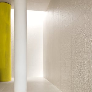 Badevaerelse beklaedt med hvidt Folded fra Raw Edges
