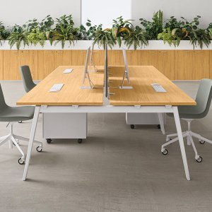 Trapezformet frontplade under et E-Place skrivebord