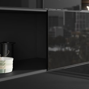 Elite boiserie-hylder med integreret LED-strip bag skrivebordet