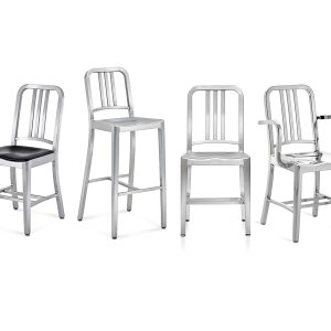 Designstole Navy 1006 fra Emeco i børstet aluminium omkring et spisebord