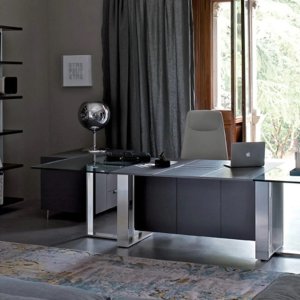 Design skrivebord Altagamma fra Estel i finér med top access som spalte og aluminiumsramme