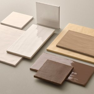 Figure fra Mutina i Clay mat på gulvet med to organiske former