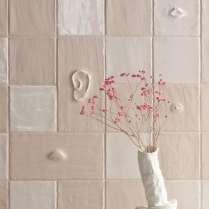 Væg i Faces & Figures Chalk mat med en Face-komposition fra Mutina