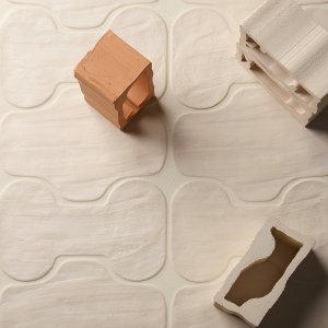 Let ridset overflade på italiensk designkeramik fra Mutina