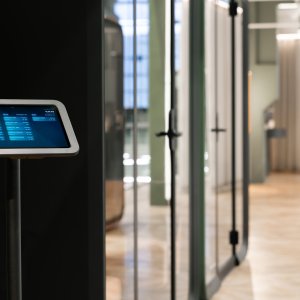 Mørk Framery One Compact ved siden af arbejdspladser