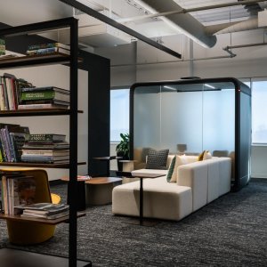 Mørk Framery Four ved siden af arbejdspladser