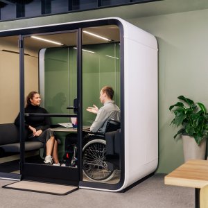 Framery Four Accessible med foldbare møbler