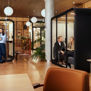 To sofaer ansigt til ansigt i Framery Four