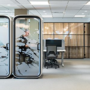 Framery One Compact set fra siden på en kvadratmeter gulv